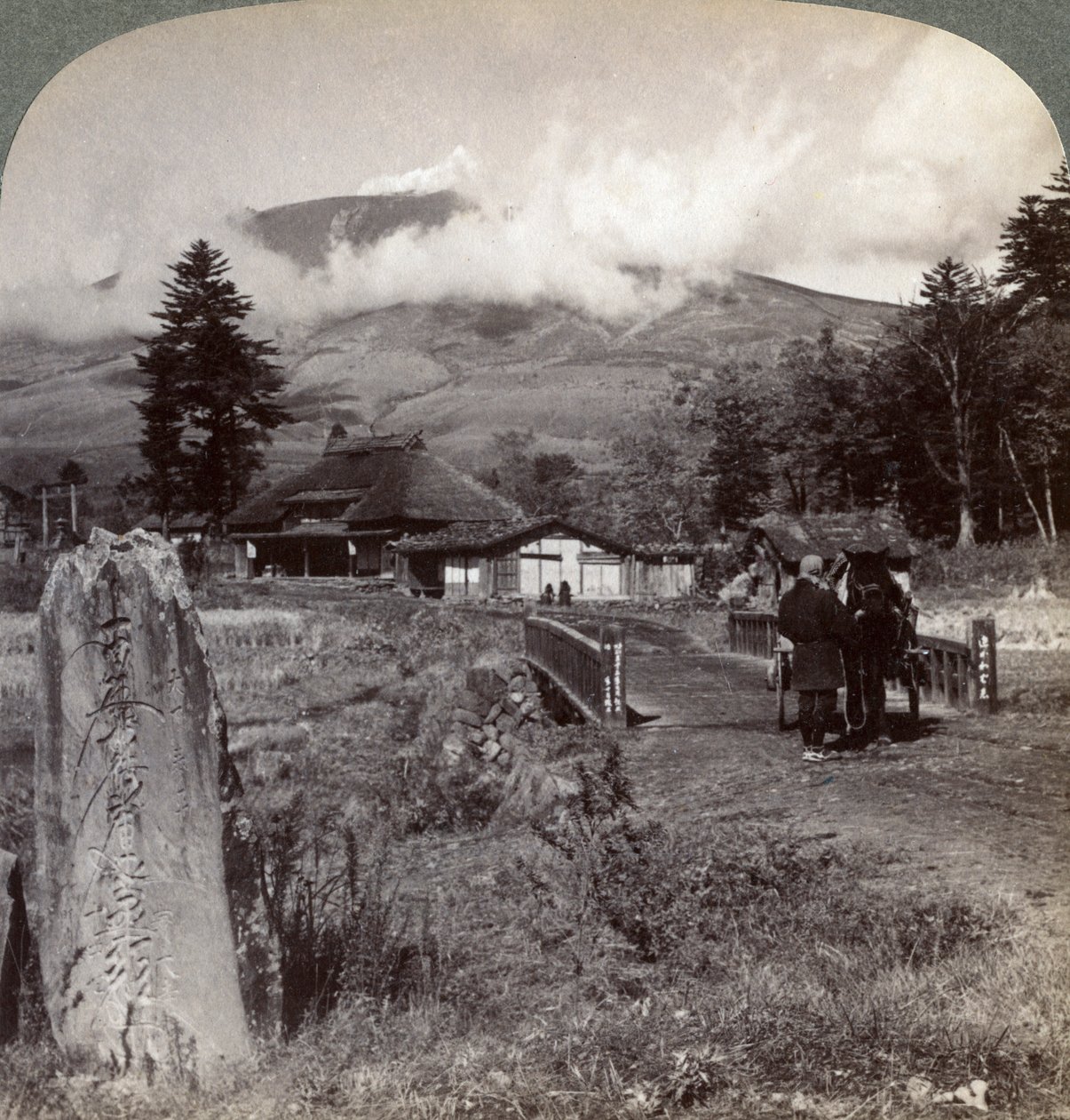 Mount Asama Asamayama, Japans største aktive vulkan, nordvest fra Katsukake, 1904. af Underwood and Underwood