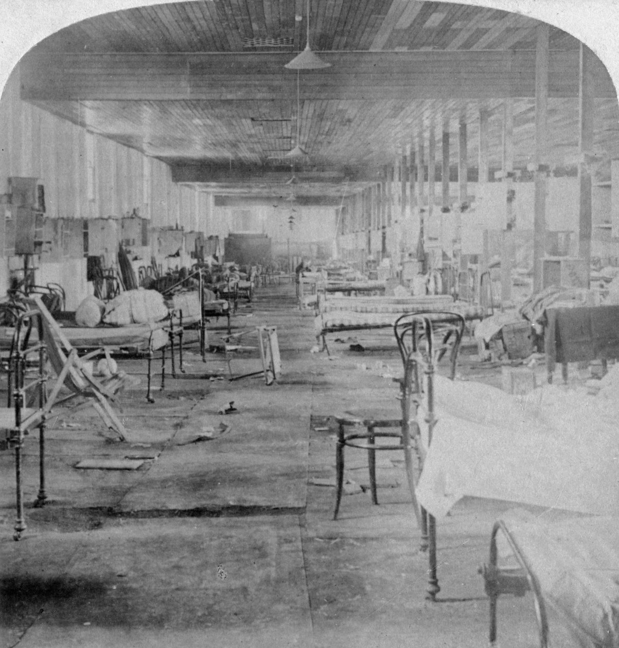Mud Hall, det sidste fængsel besat af de britiske officerer i Pretoria, Sydafrika, 1901. af Underwood and Underwood