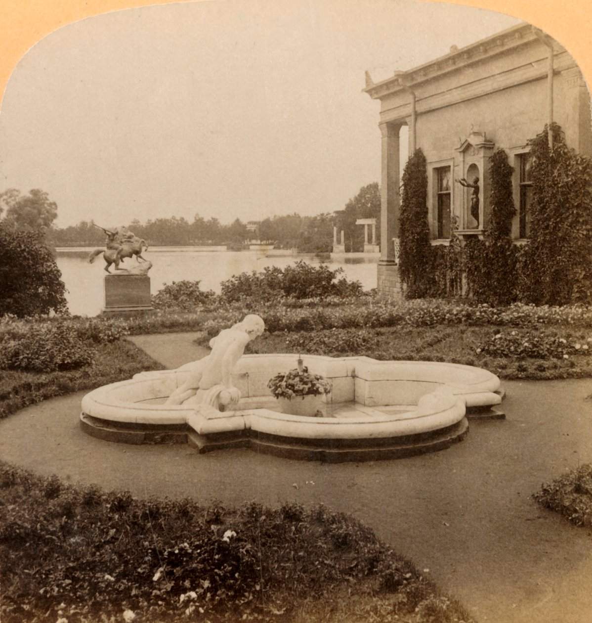 Narcissus-fontænen på Empress Island, Colonists Park, Palace Grounds of Peterhof, Rusland, 1898. af Underwood and Underwood