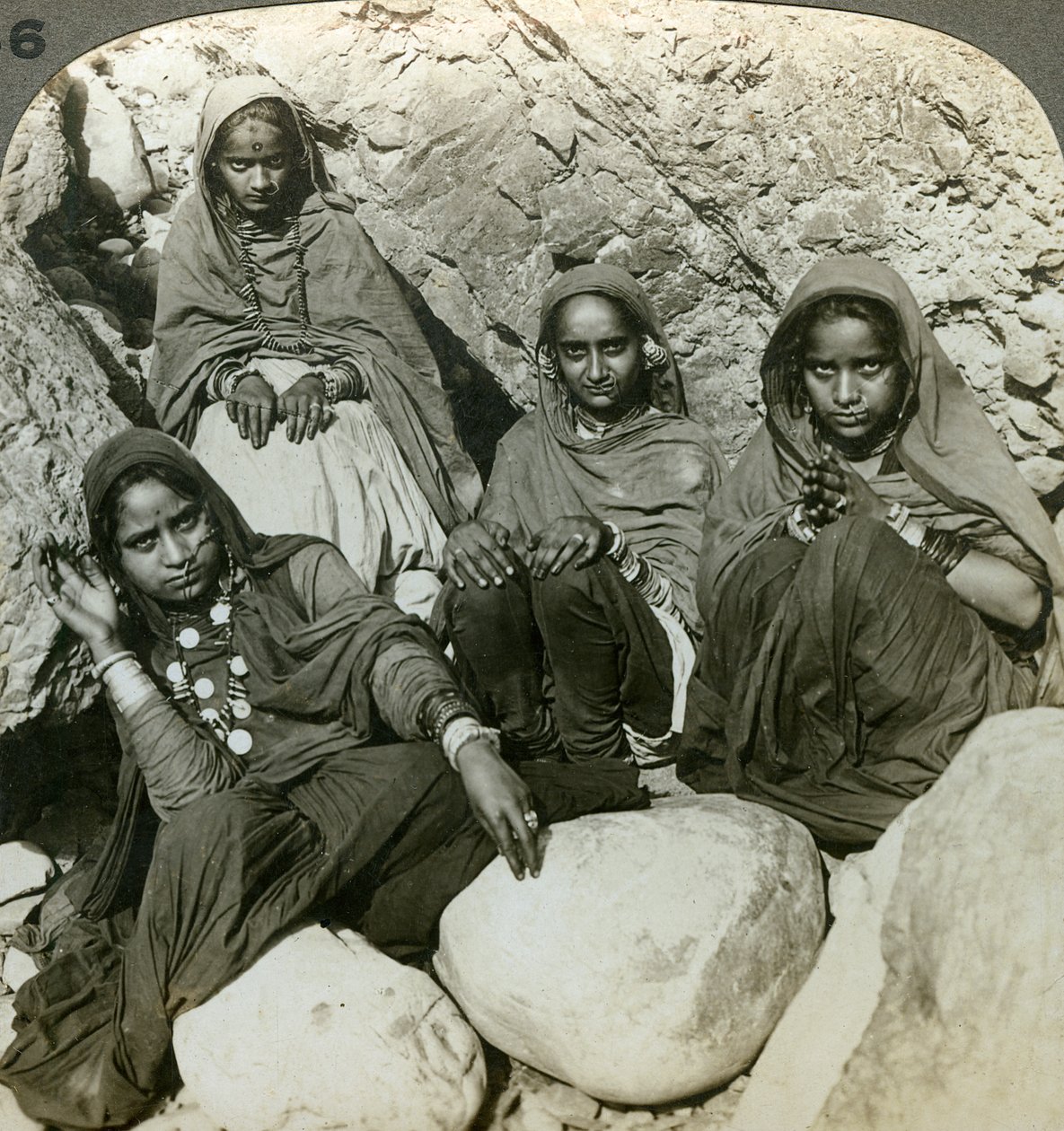 Indfødte Bhujji-piger, Sutlej-floden, Himalaya, Indien, omkring 1900-tallet. af Underwood and Underwood