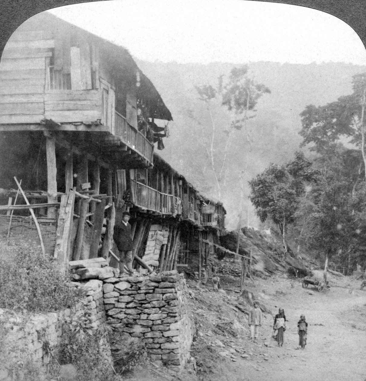 Indfødt landsby, Teesta Bridge nær Darjeeling, Indien, 1903 af Underwood and Underwood
