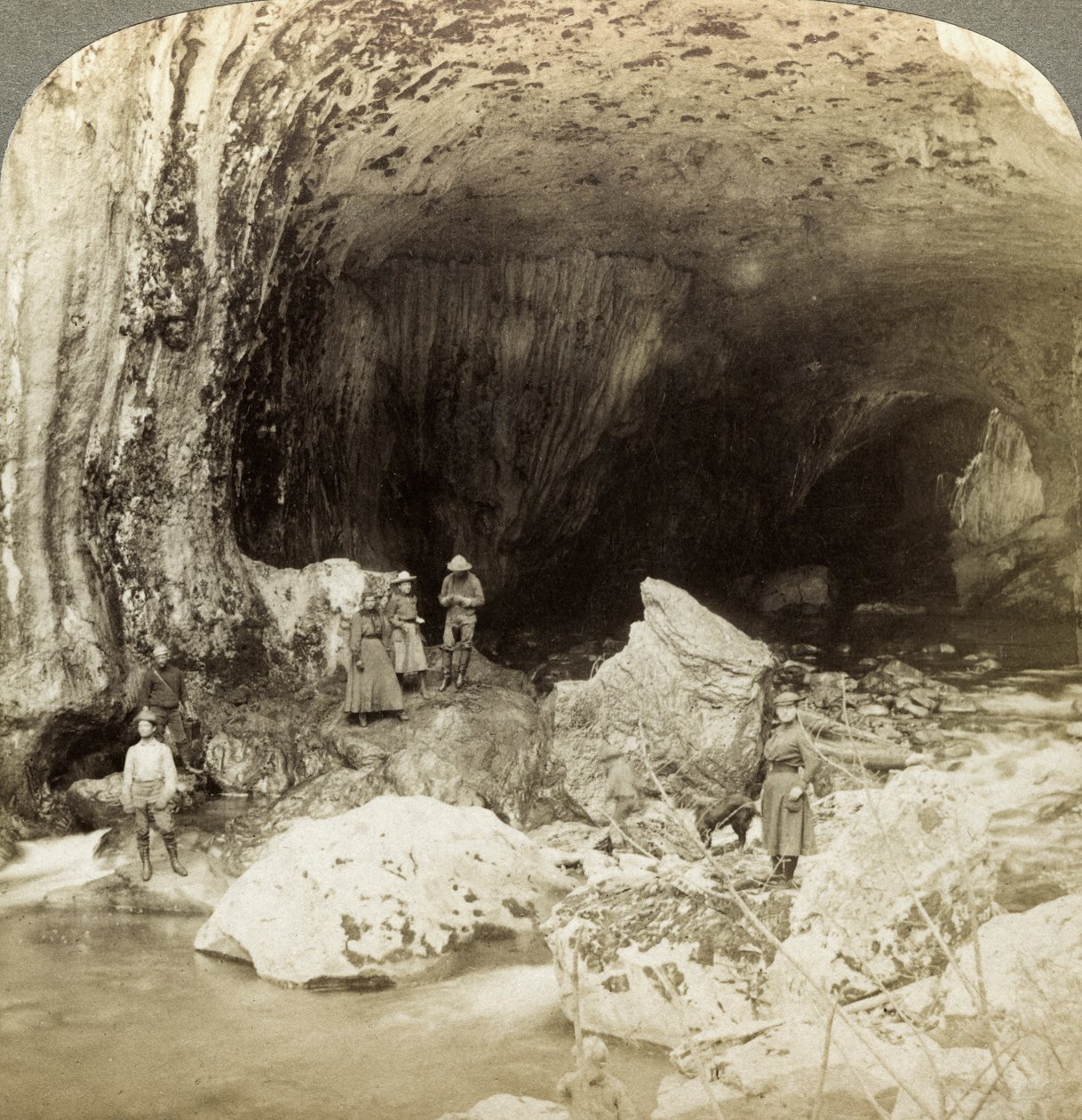 Naturlig bro, Warm Spring Creek, Wyoming, USA. af Underwood and Underwood