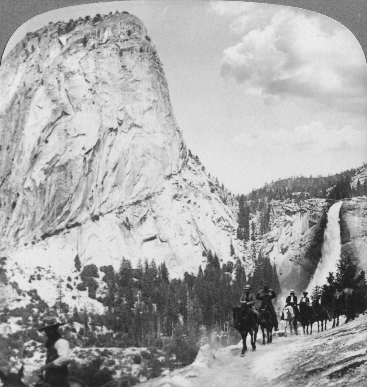 Nevada Falls og Liberty Cap fra en sti, Yosemite Valley, Californien, USA, 1902 af Underwood and Underwood