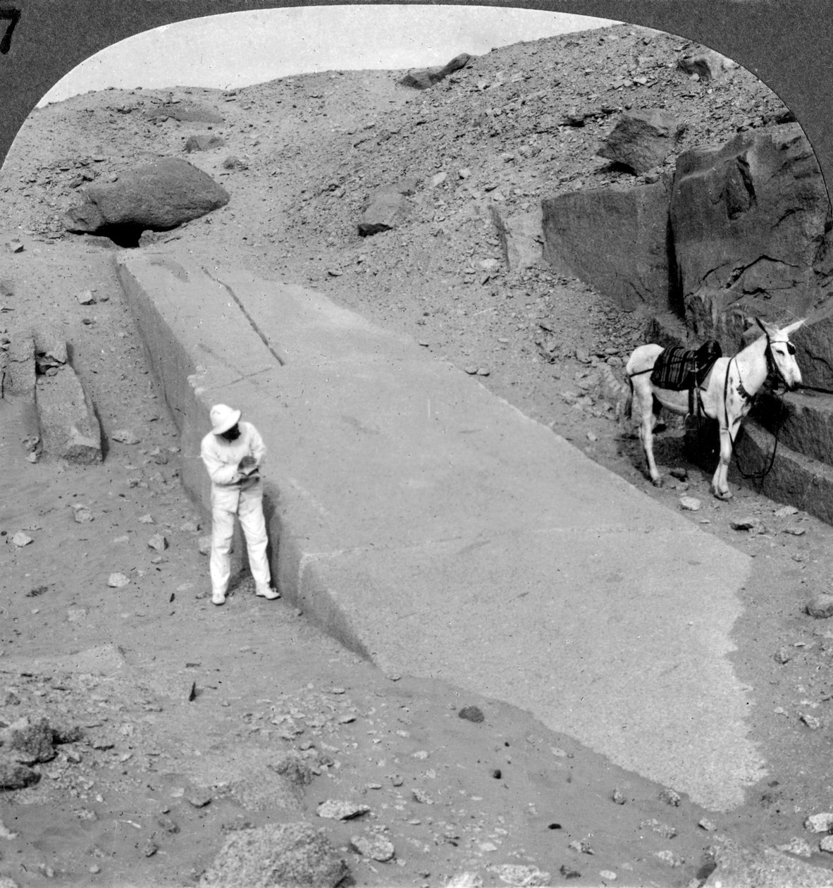 92 fods obelisk, der stadig ligger i stenbruddet i Assuan Aswan, Egypten, 1905. af Underwood and Underwood