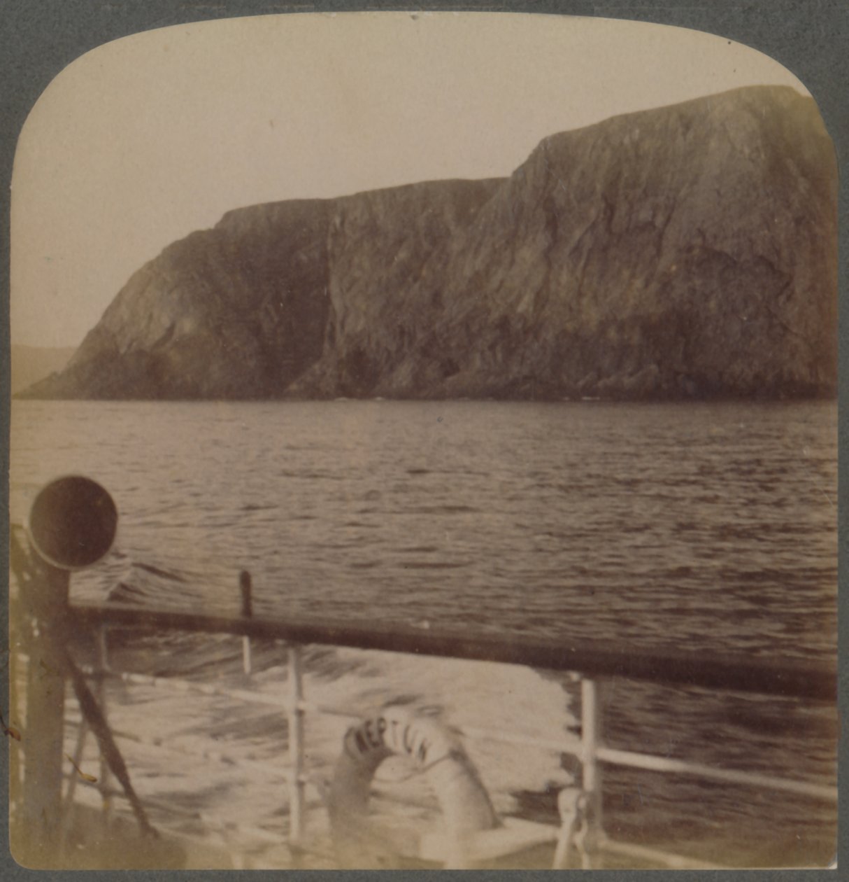 Nordkap - fra vest - Midnatssolens land ... Nordnorge, 1902. af Underwood and Underwood