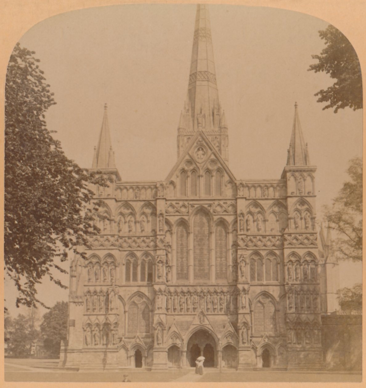 Nordvestlige facade af den store gotiske katedral i Salisbury grundlagt 1220, England, 1900. af Underwood and Underwood