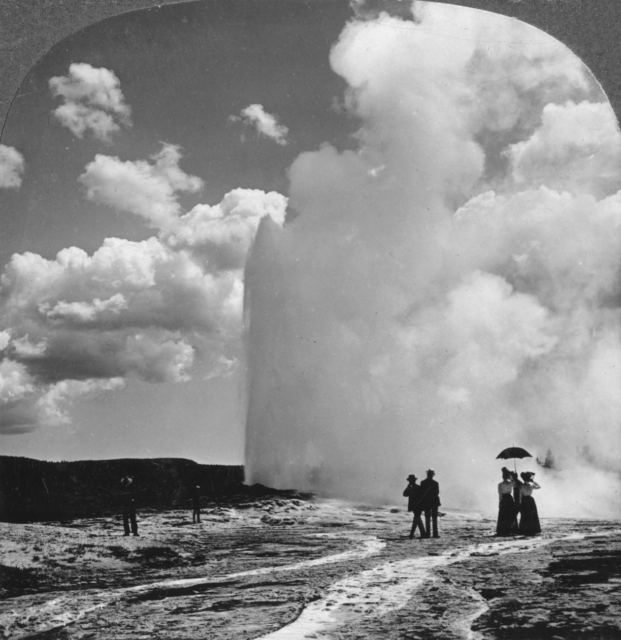 Old Faithful gejser, Yellowstone National Park, USA, begyndelsen af det 19. århundrede. af Underwood and Underwood