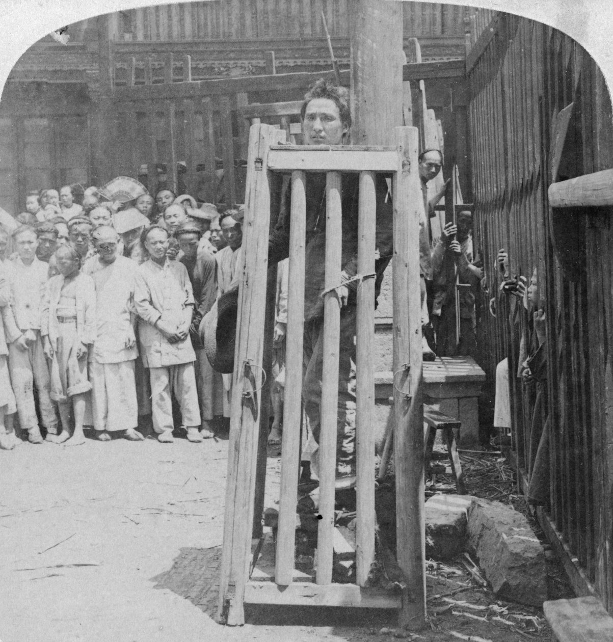 En af Kinas frygtelige metoder til dødsstraf, Shanghai, Kina, 1900 af Underwood and Underwood