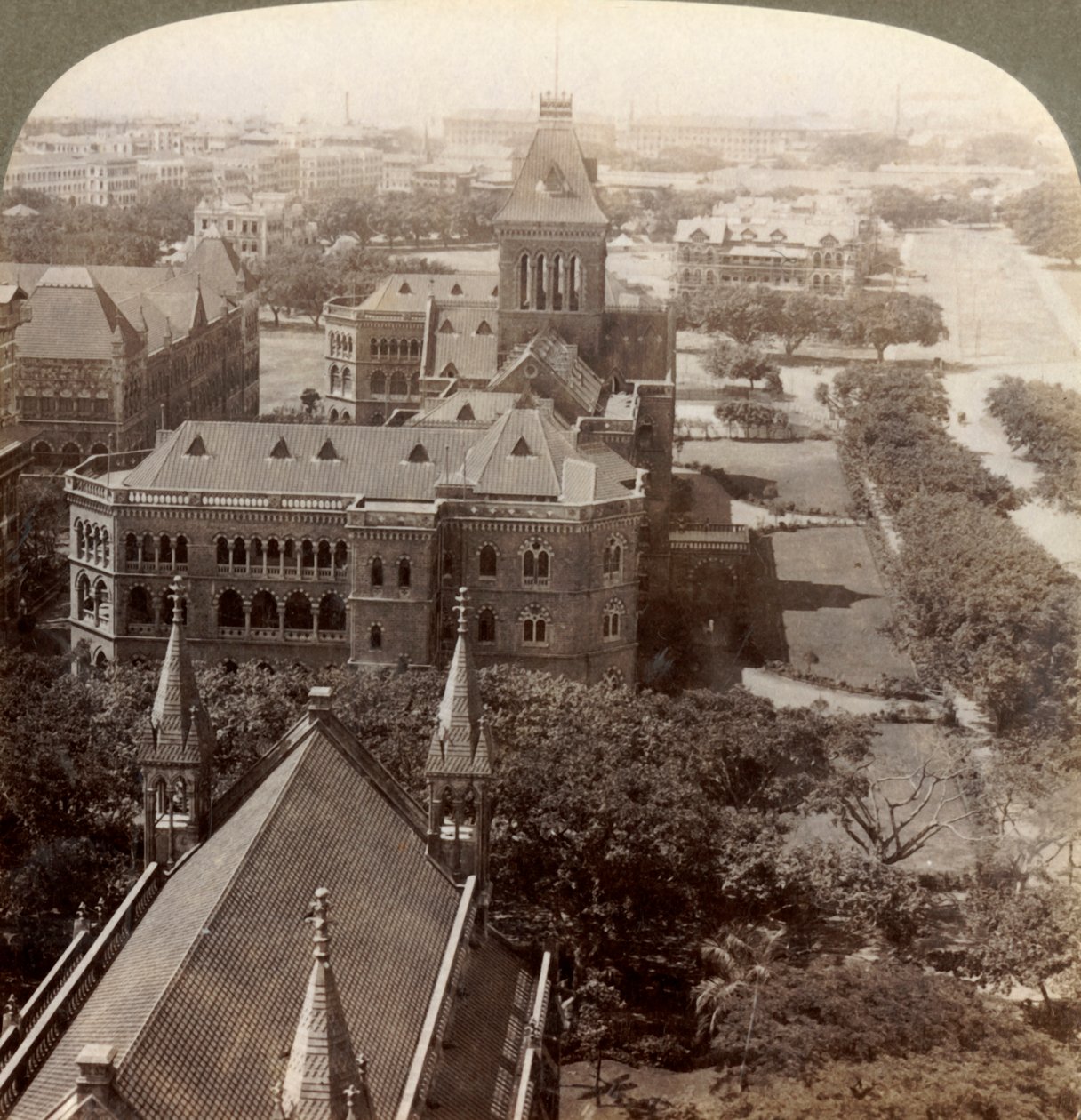 Over Universitet og Sekretariat Sq. tårn, S. fra Rajabai Tower, Bombay, Indien, 1903. af Underwood and Underwood