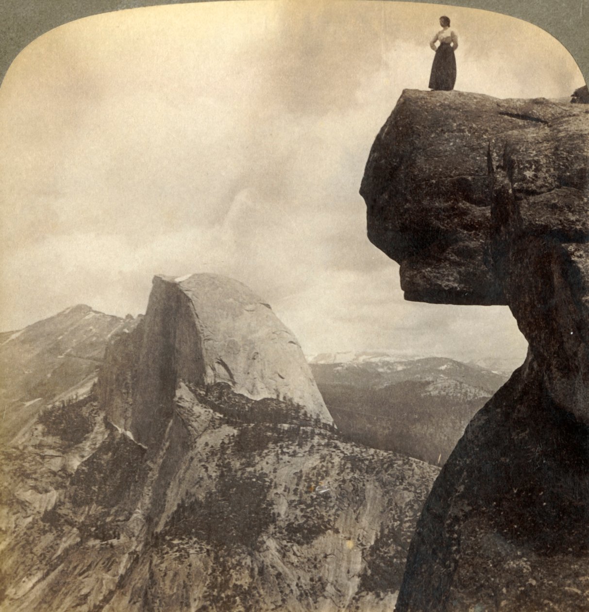 Med udsigt over Natures Grandest Scenery - fra Glacier Point N.E. Yosemite Valley, Cal., 1902. af Underwood and Underwood