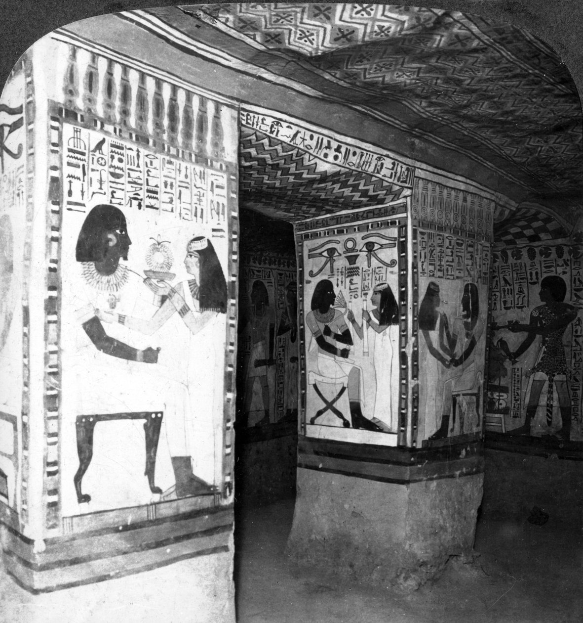 Malet gravkammer hugget i klippen på klipperne ved Theben, Egypten, 1905. af Underwood and Underwood