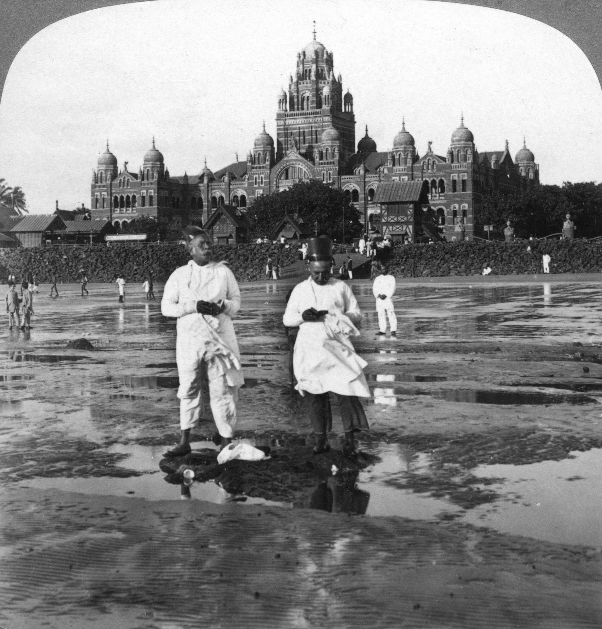 Parsis tilbeder nymånen, Bombay, Indien, 1903. af Underwood and Underwood