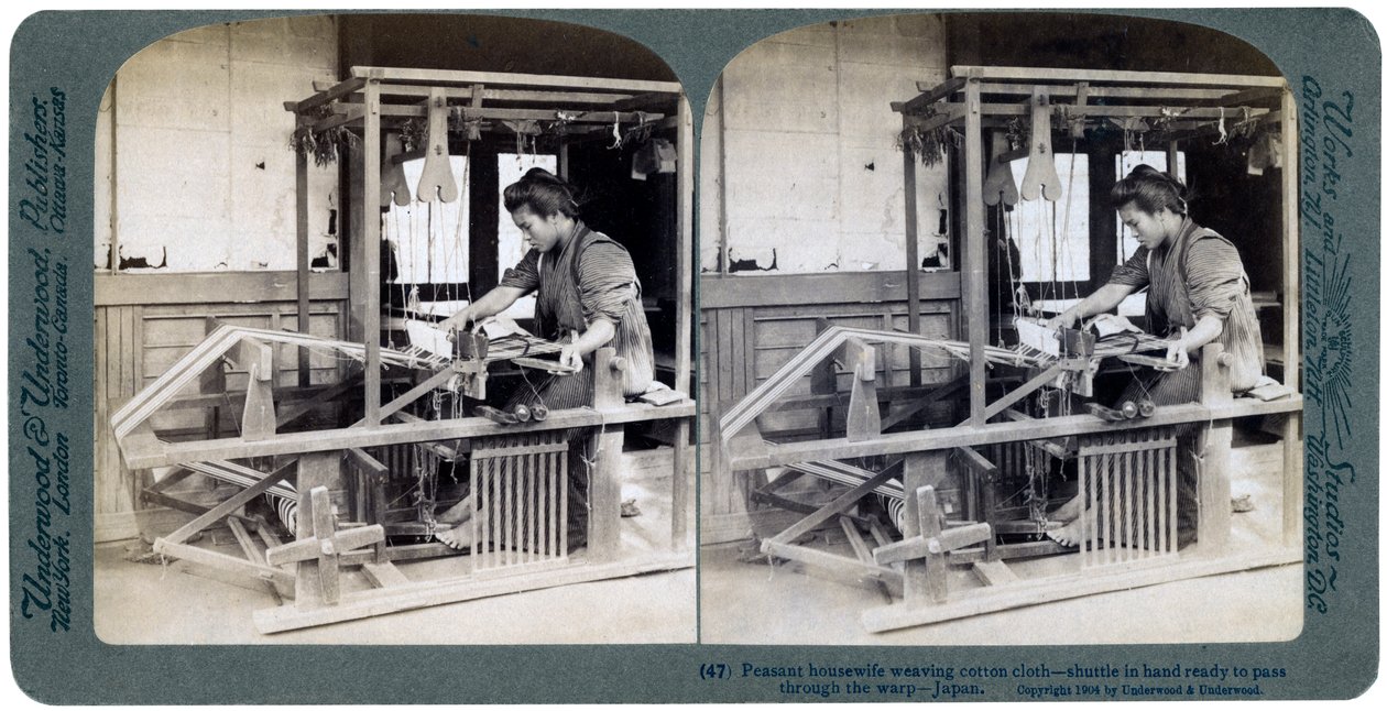 Bondehusmor væver bomuldsstof, Japan, 1904 af Underwood and Underwood