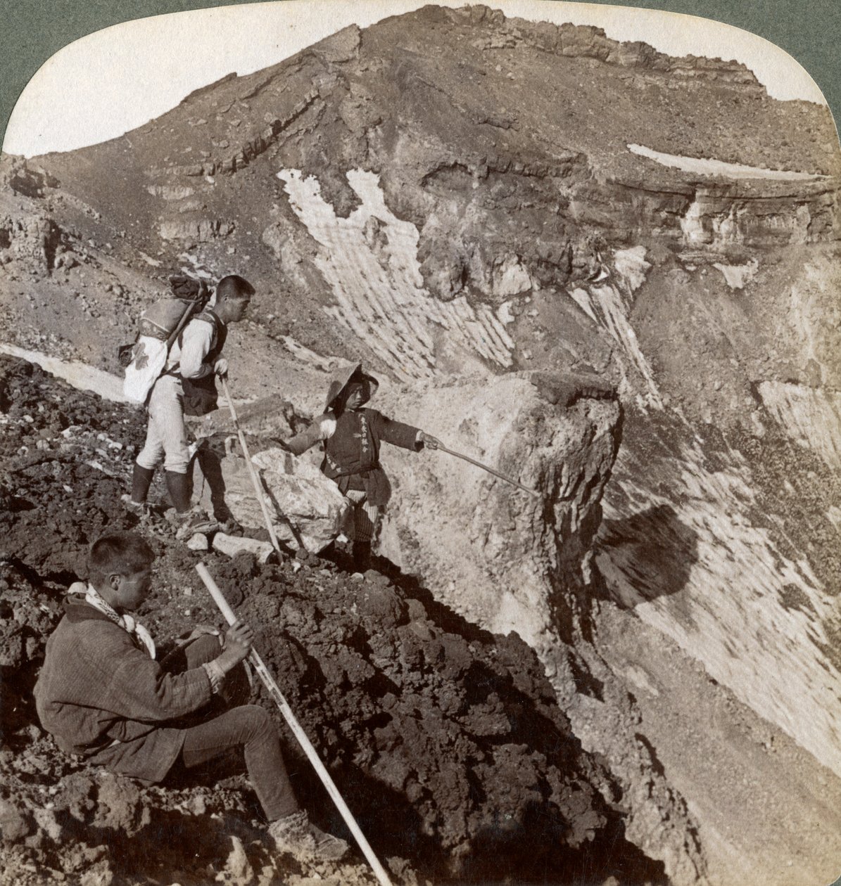 Kigger fra den lavabeklædte rand ned i Fujis Fujiyamas-krateret, Japan, 1904. af Underwood and Underwood