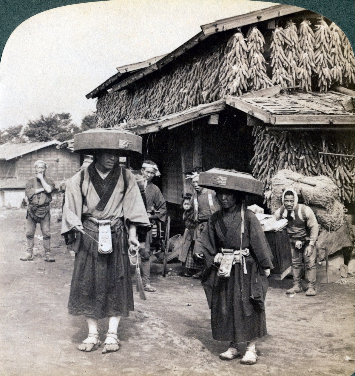 Pilgrim-tiggere slår små gongonger nær Kawaguchi-søen, Japan, 1904 af Underwood and Underwood