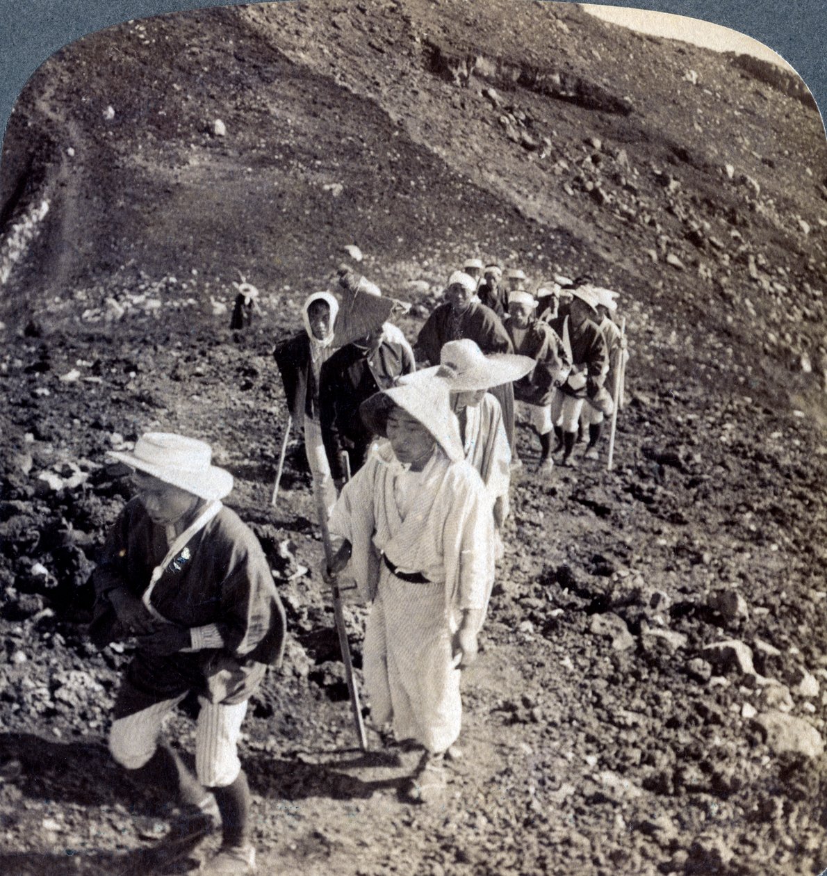 Pilgrimme ved slutningen af deres bestigning af Fuji Fujiyama-bjerget, Japan, 1904. af Underwood and Underwood