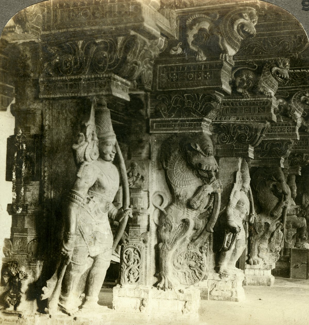 Søjler i et hinduistisk tempel, Madurai, Indien, omkring 1900-tallet. af Underwood and Underwood