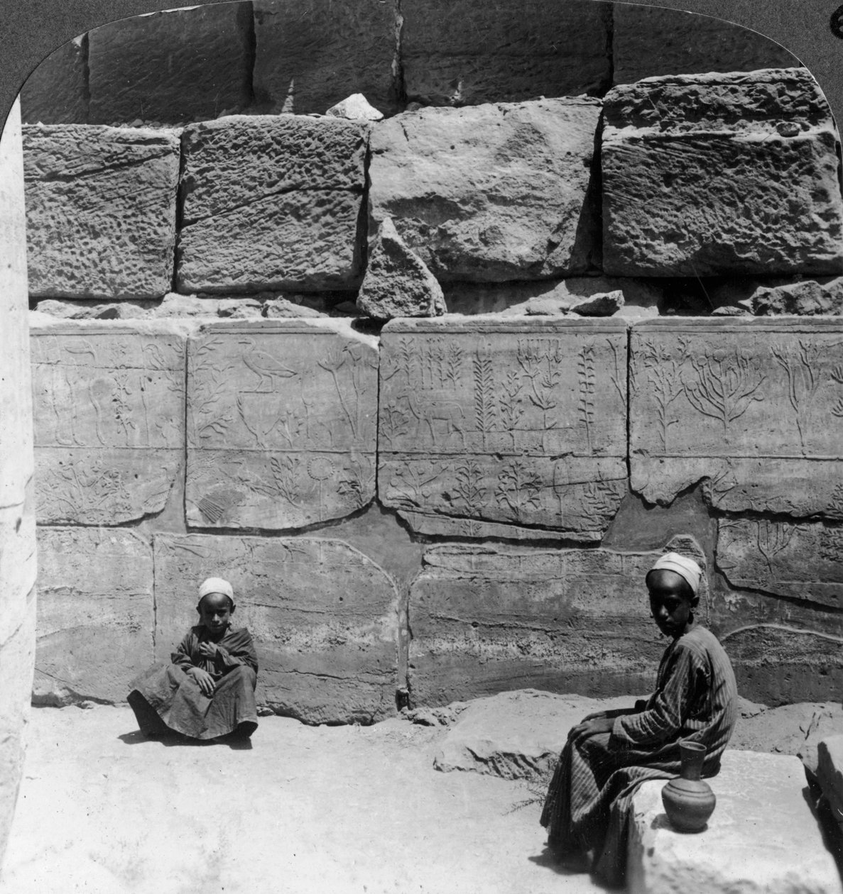 Planter og dyr bragt fra Syrien af faraoerne, tempel i Karnak, Egypten, 1905. af Underwood and Underwood