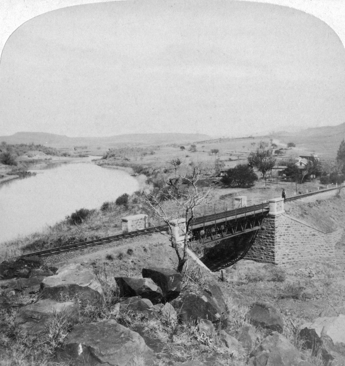 Pom-pom-broen og Boer-hovedkvarterets telegrafstation, Tugela-floden, Natal, Sydafrika, 1901. af Underwood and Underwood