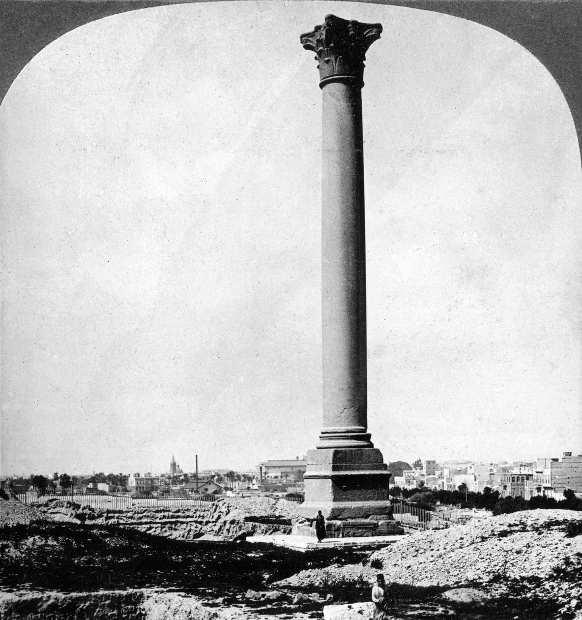 Pompeys-søjlen, sømændenes vartegn og det moderne Alexandria, Egypten, 1905. af Underwood and Underwood