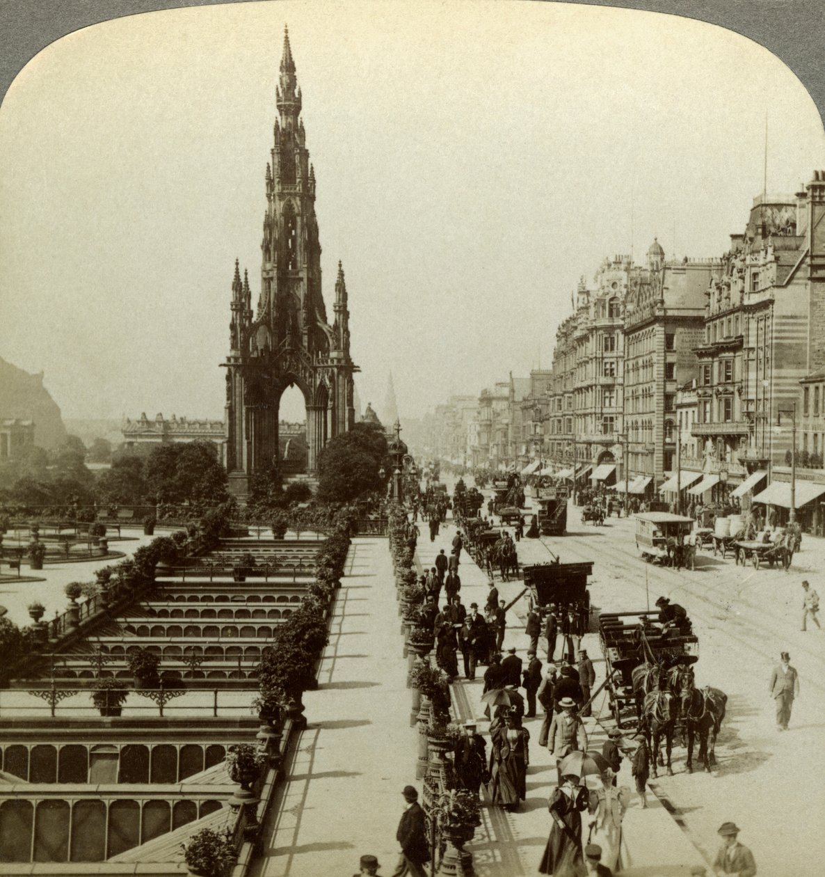 Princes Street og Scott Monument, Edinburgh, Skotland, ca. slutningen af det 19. århundrede. af Underwood and Underwood