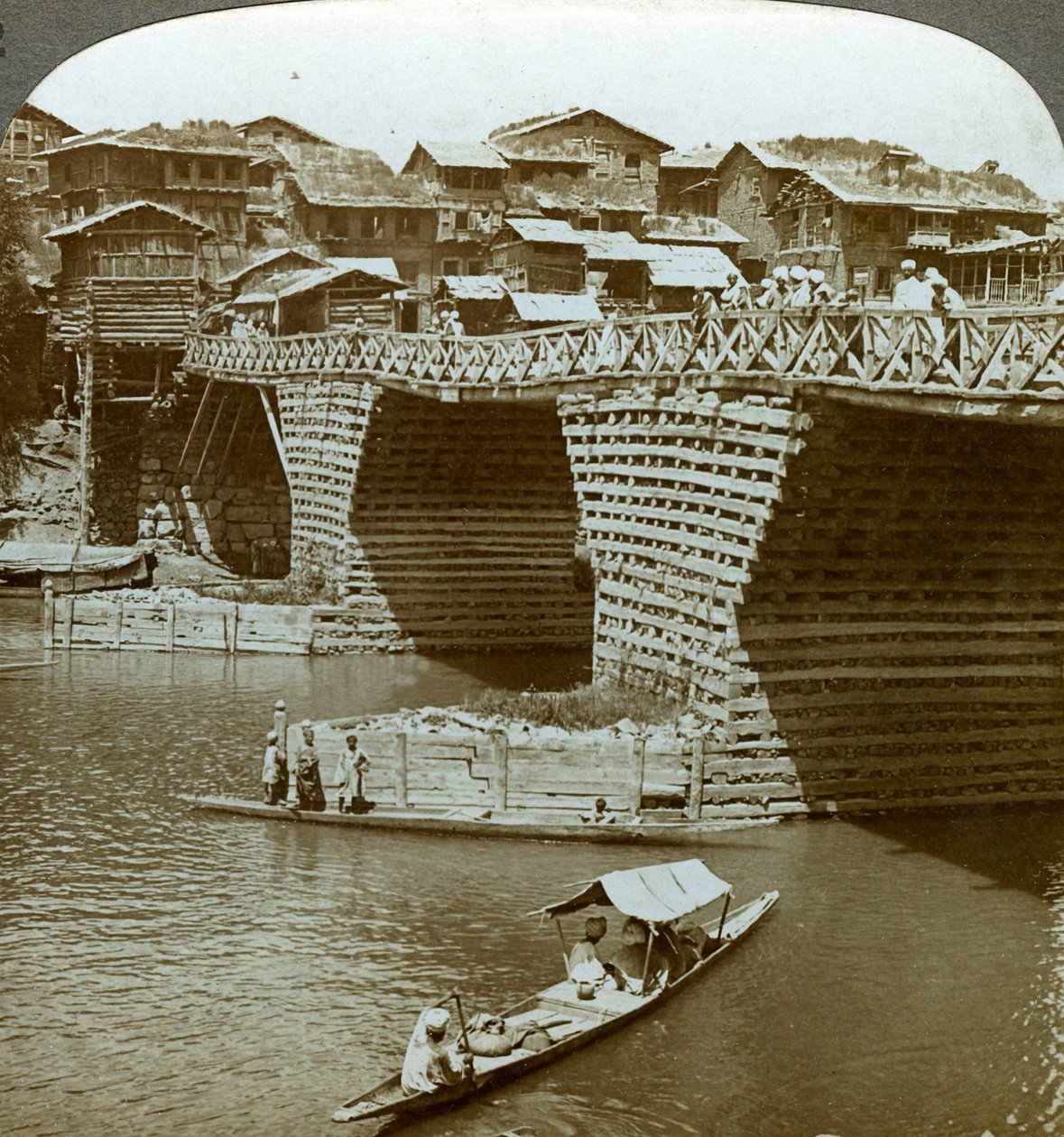 Hyggelig bro og huse, City of Sun, Kashmir, Indien, omkring 1900-tallet. af Underwood and Underwood