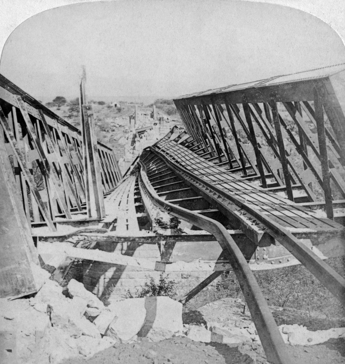Jernbanebro over Vals-floden ved Kroonstad, sprængt i luften af boerne, Sydafrika, 1901 af Underwood and Underwood