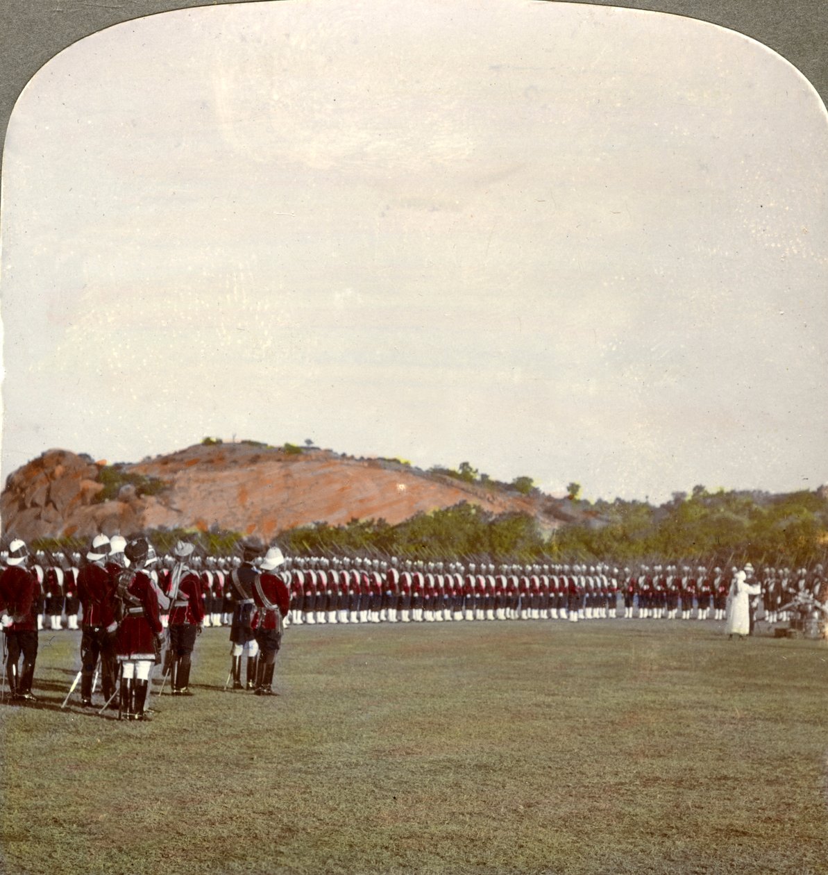 Modtagelse af farverne inde på pladsen, Indien, 1900-tallet. af Underwood and Underwood