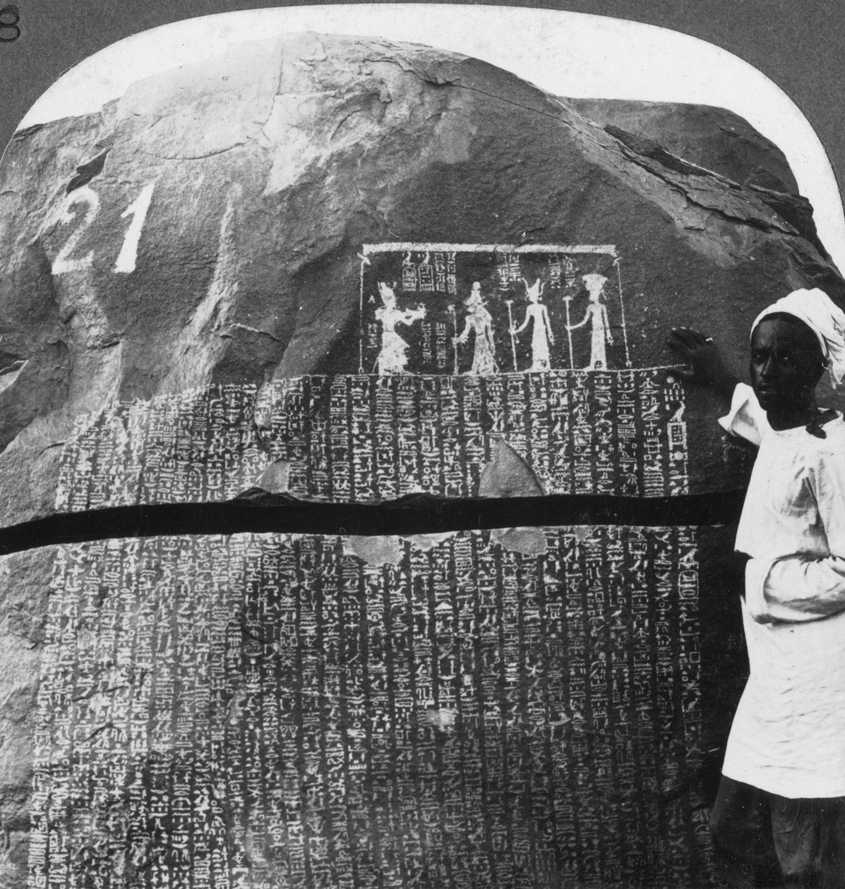 Bemærkelsesværdig inskription af en syvårig hungersnød på en ø i Nilen, Egypten, 1905. af Underwood and Underwood