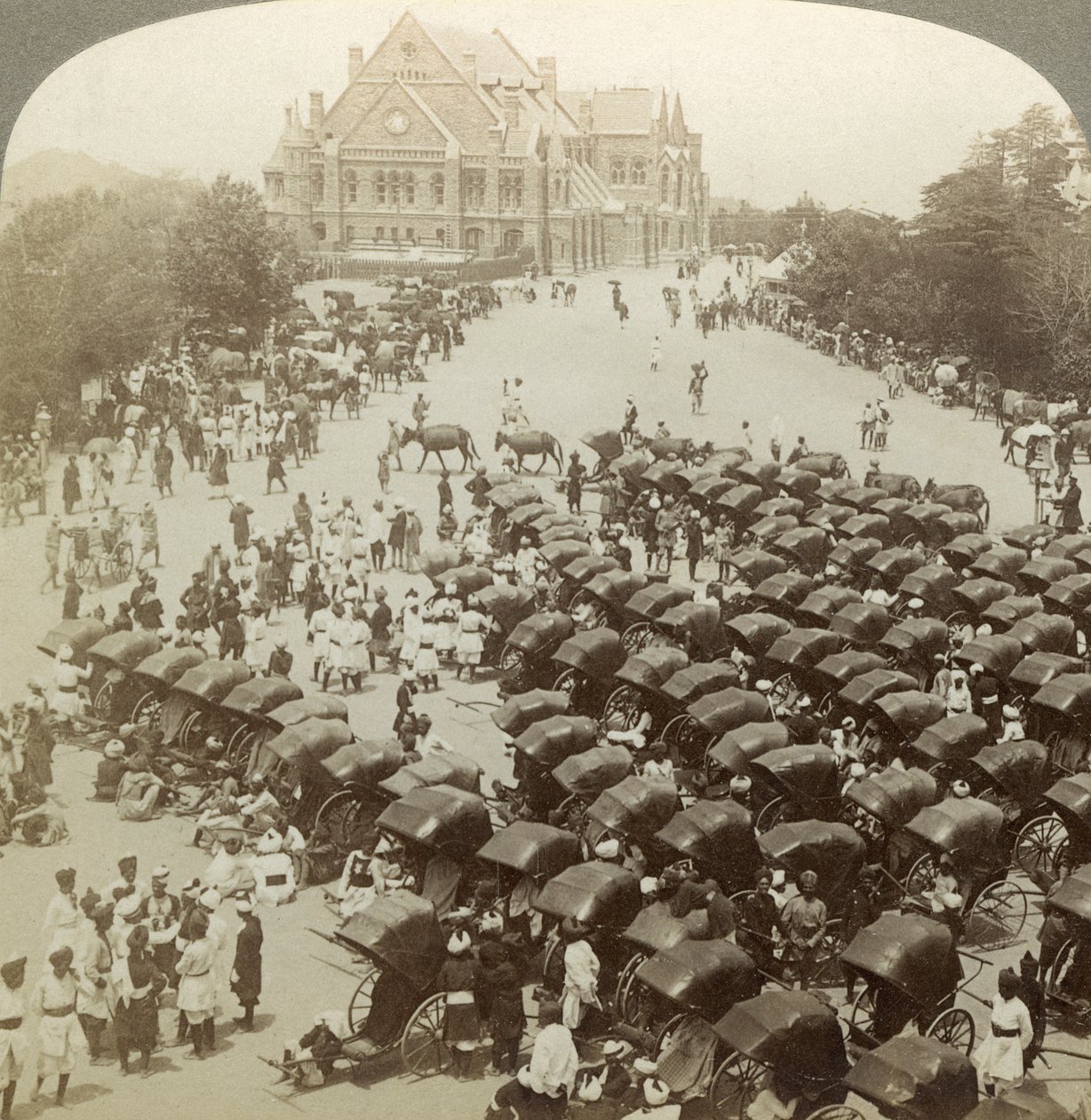 Rickshaws before Christ Church, Simla, Indien, 26. juni 1902. af Underwood and Underwood