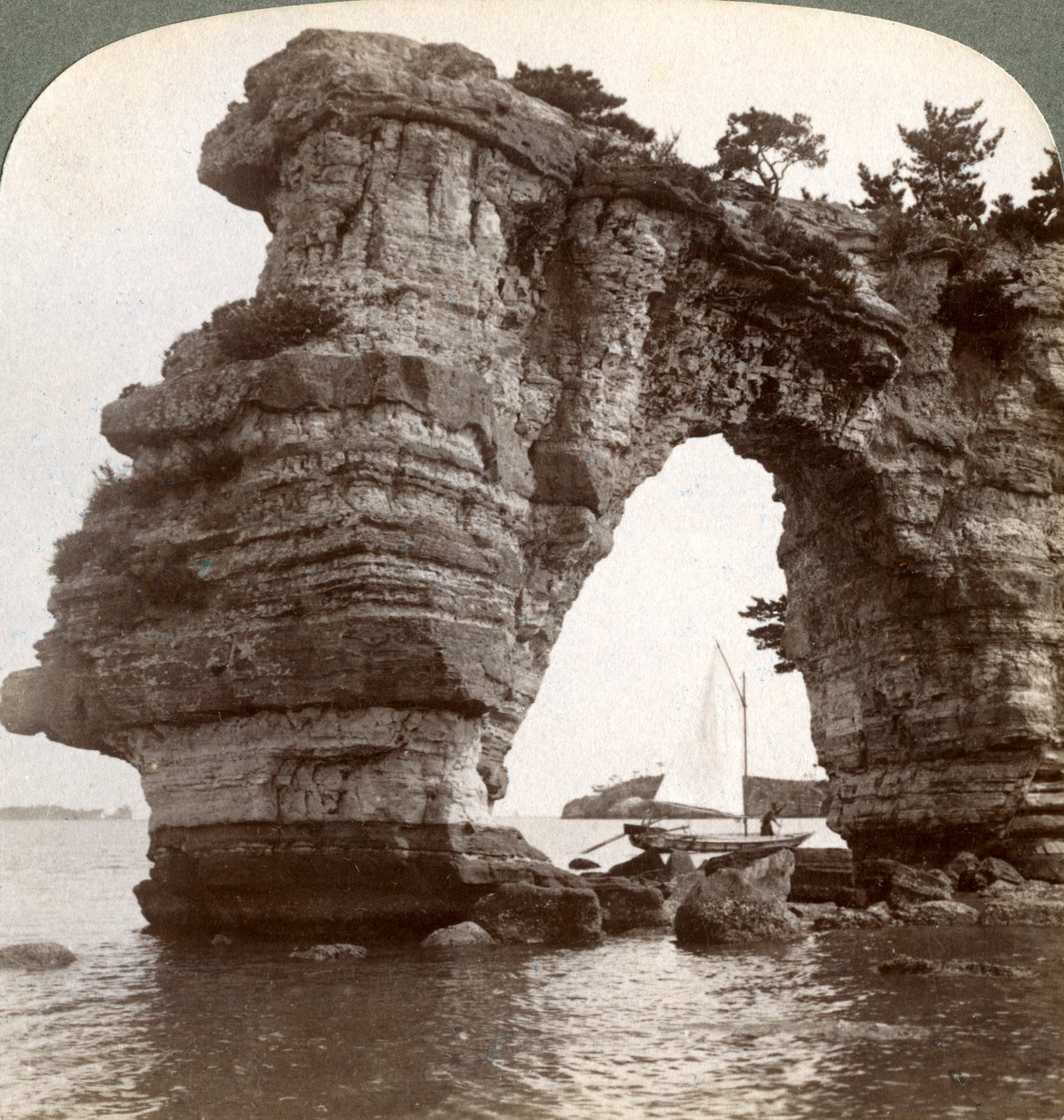 Klippebue i Matsushima-bugten, det sydøstlige Japan, 1904. af Underwood and Underwood