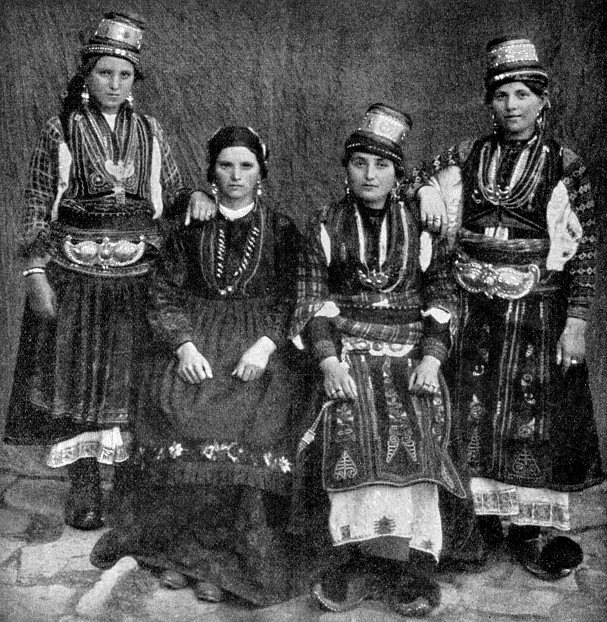 Romanske kvinder, Albanien, 1922. af Underwood and Underwood