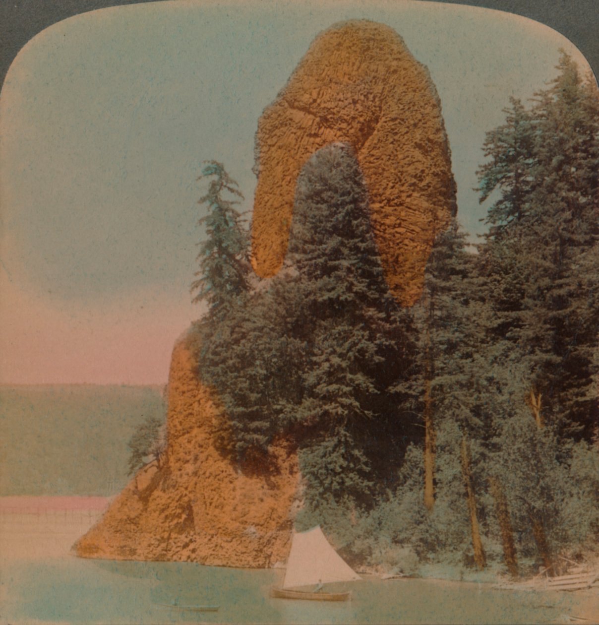 Rooster Rock, nysgerrig klippeformation langs Columbia River, Oregon, 1902. Kunstnere: Elmer Underwood, Bert Elias Underwood. af Underwood and Underwood
