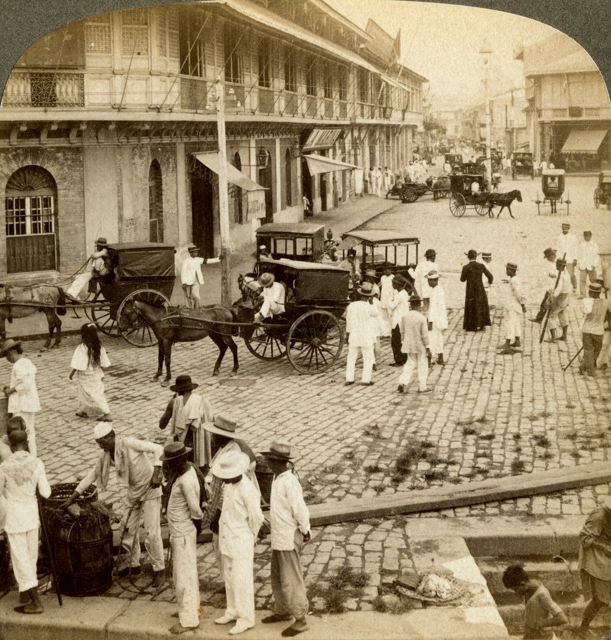 Rosario Road og Binondo Church, Manila, Filippinerne. af Underwood and Underwood