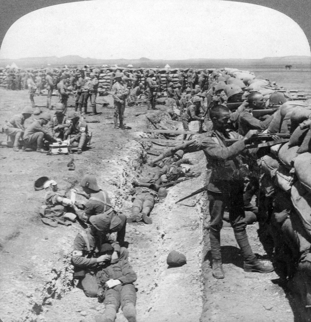 Royal Munster Fusiliers kæmper ved Honey Nest Kloof, Sydafrika, 1900. af Underwood and Underwood
