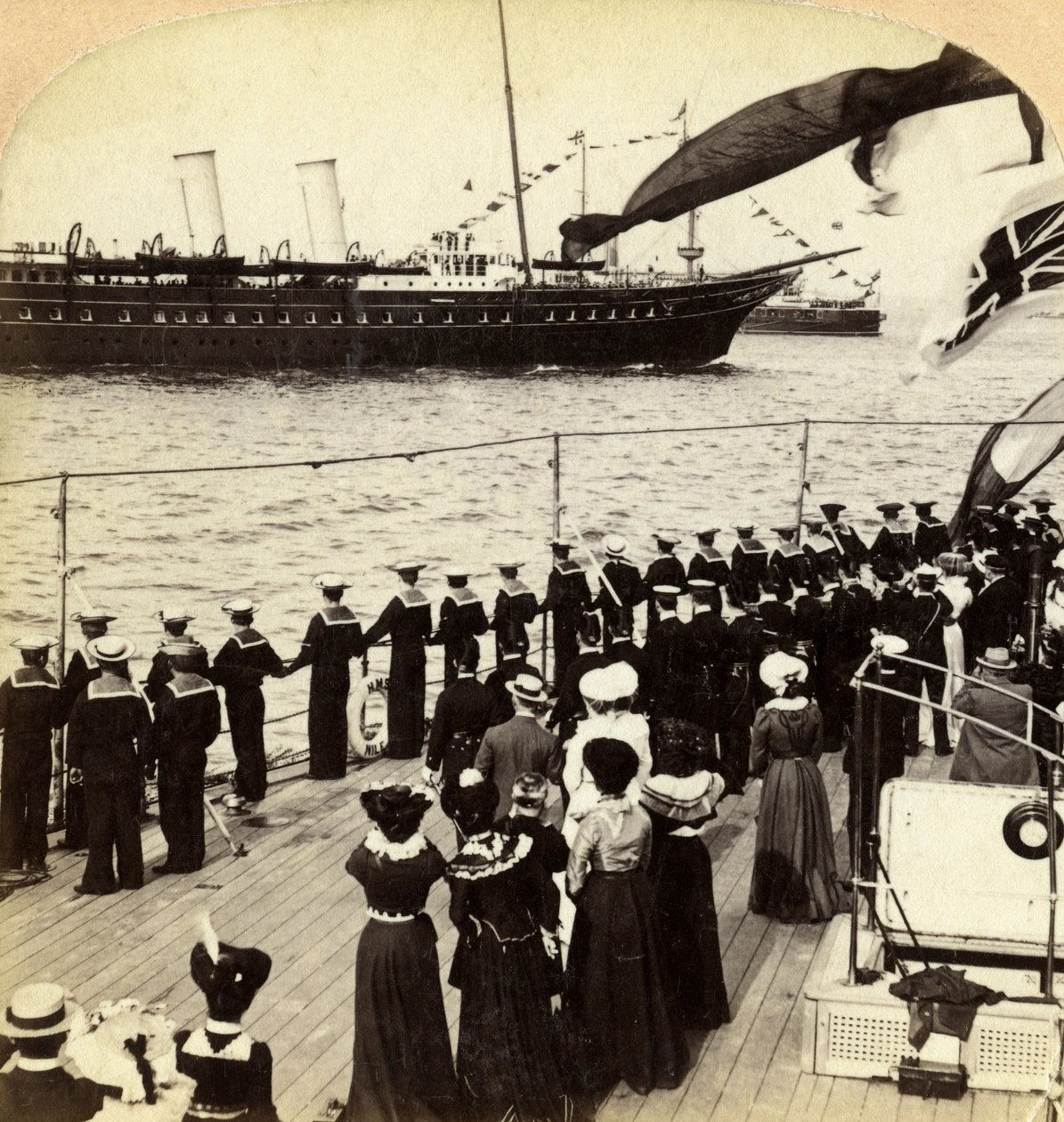 Royal Yacht passerer slagskibet HMS Nile, Coronation Review, Spithead, Hampshire, 1902. af Underwood and Underwood