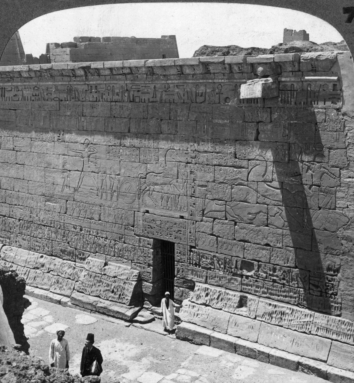 Kampscener og jagten udskåret på en mur ved Medinet Habu, Theben, Egypten, 1905. af Underwood and Underwood