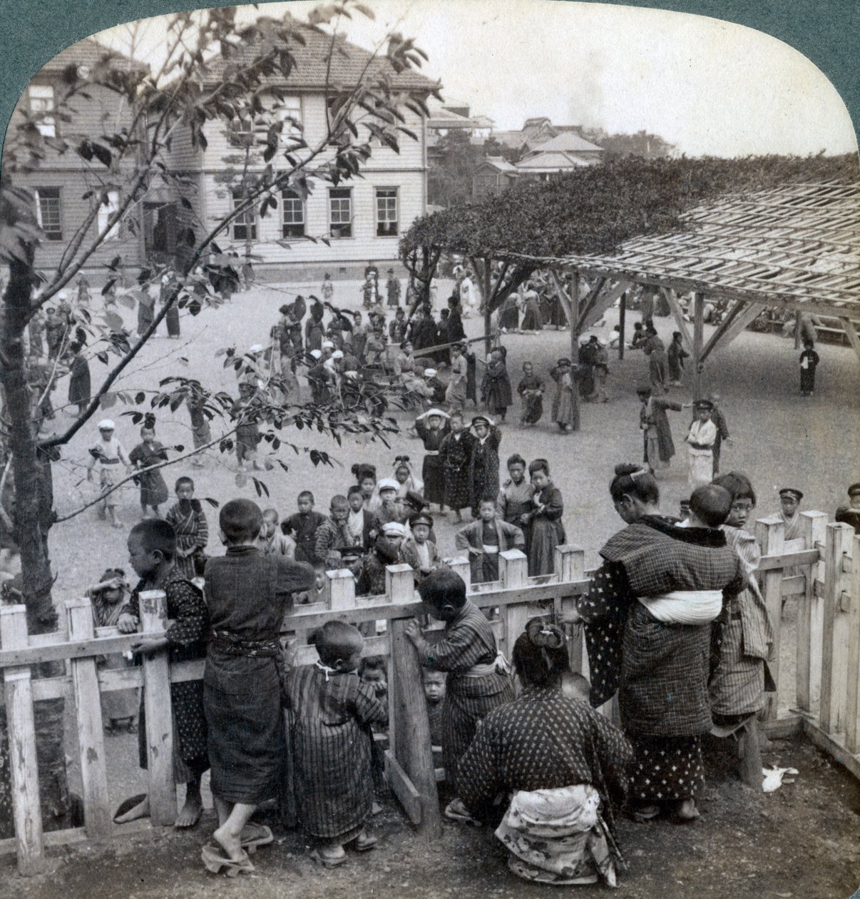 Skolehus og grund, Yokohama, Japan, 1904 af Underwood and Underwood