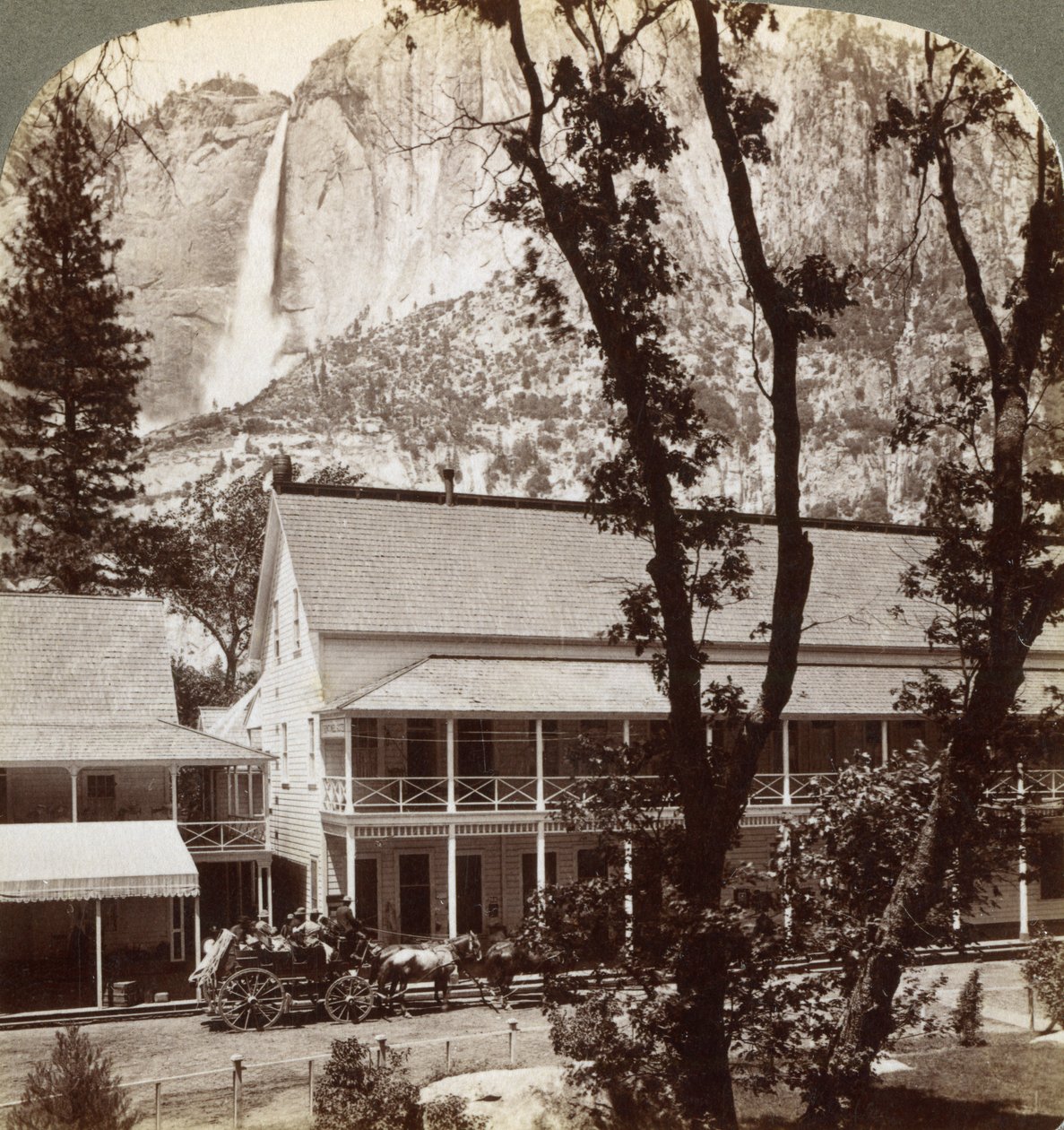 Sentinel Hotel, ser mod nord over dalen til Yosemite Falls, Californien, USA, 1902 af Underwood and Underwood