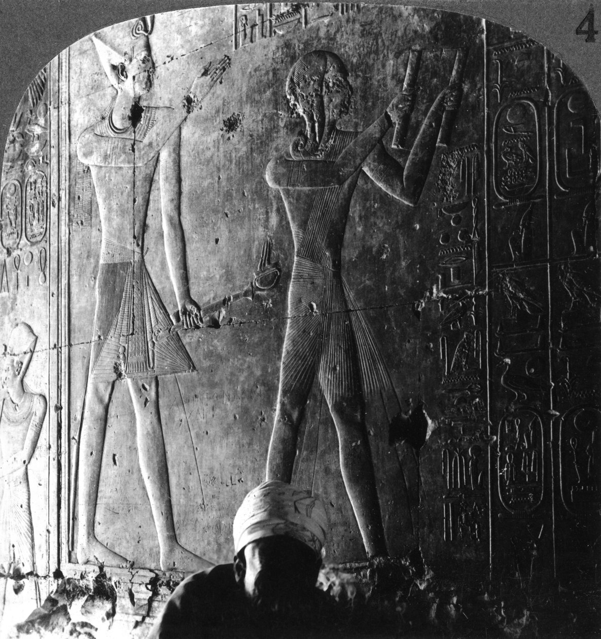 Sethos I og hans søn Ramses II tilbeder deres forfædre, Abydos, Egypten, omkring 1900. af Underwood and Underwood