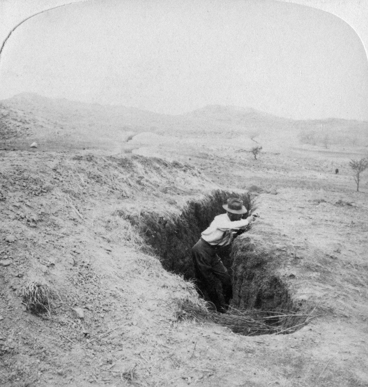 Set fra siden af en boergrav ved foden af Hlangwane Hill, Sydafrika, 1901 af Underwood and Underwood