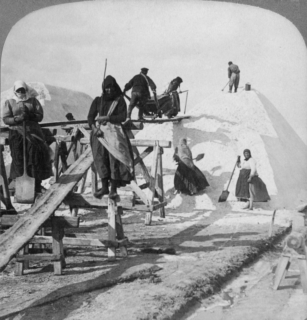 Stable salt i de store saltfelter i Solinen, Sortehavet, Rusland, 1898. af Underwood and Underwood