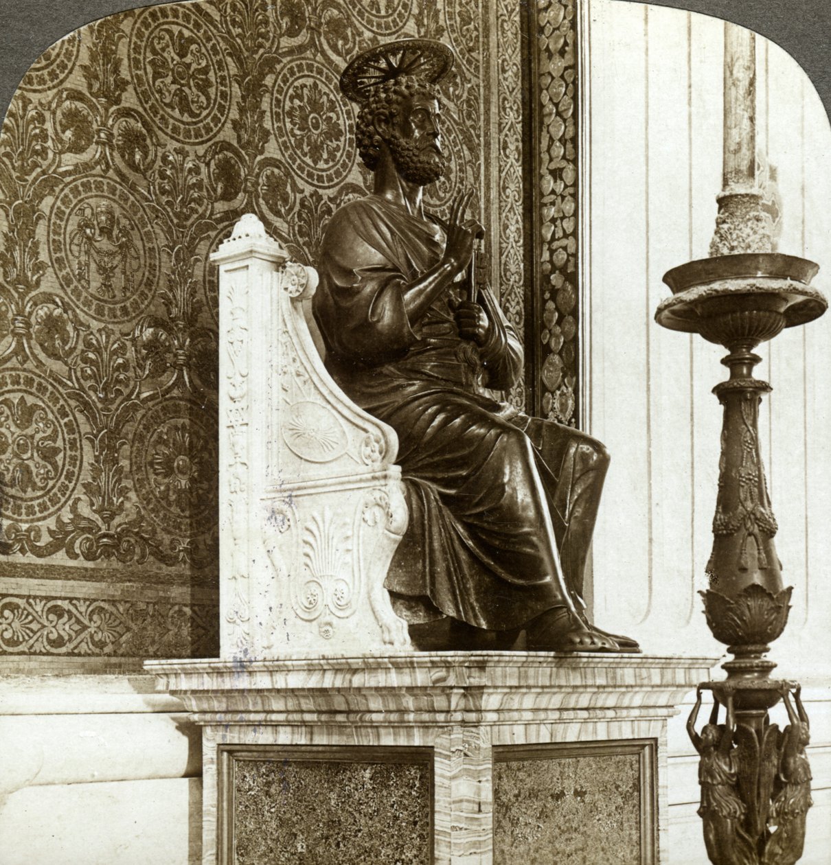 Statue af Skt. Peter, Peterskirken, Rom, Italien. af Underwood and Underwood