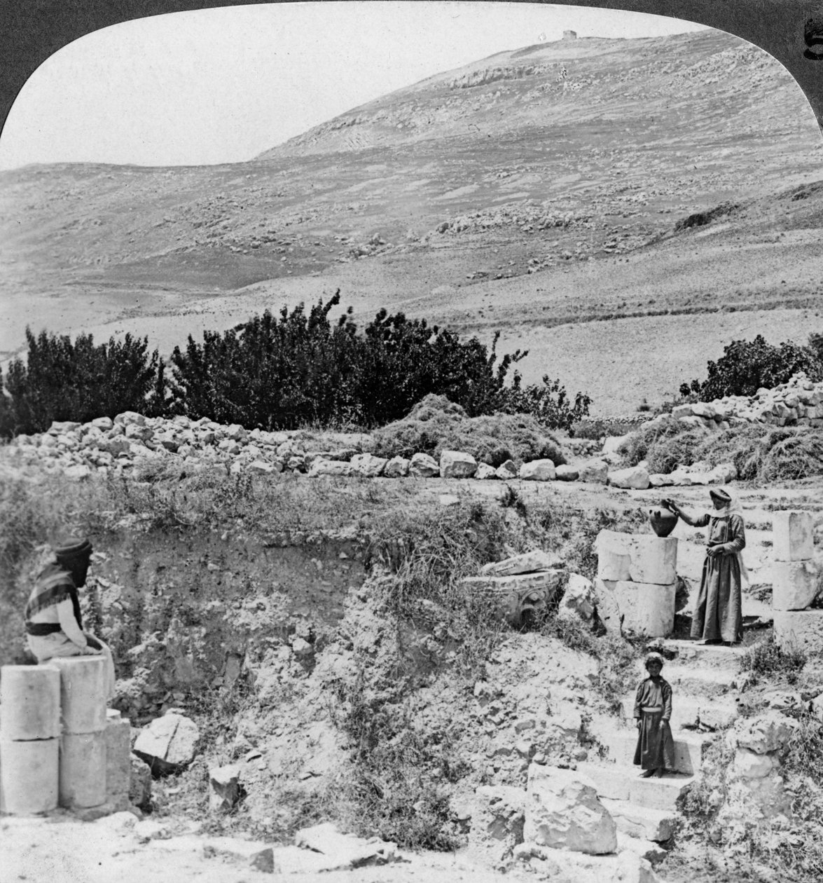 Trin, der fører til Jacobs-brønden, med udsigt til nordvest, Palæstina, Israel, 1905. af Underwood and Underwood
