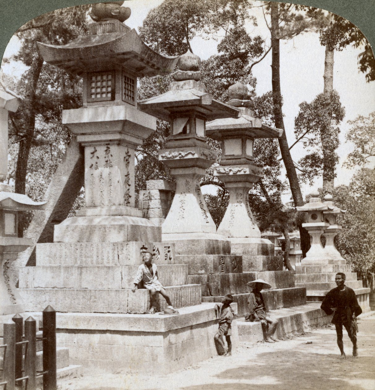 Stenlanterner ved Sumiyoshi, Osaka, Japan, 1904 af Underwood and Underwood