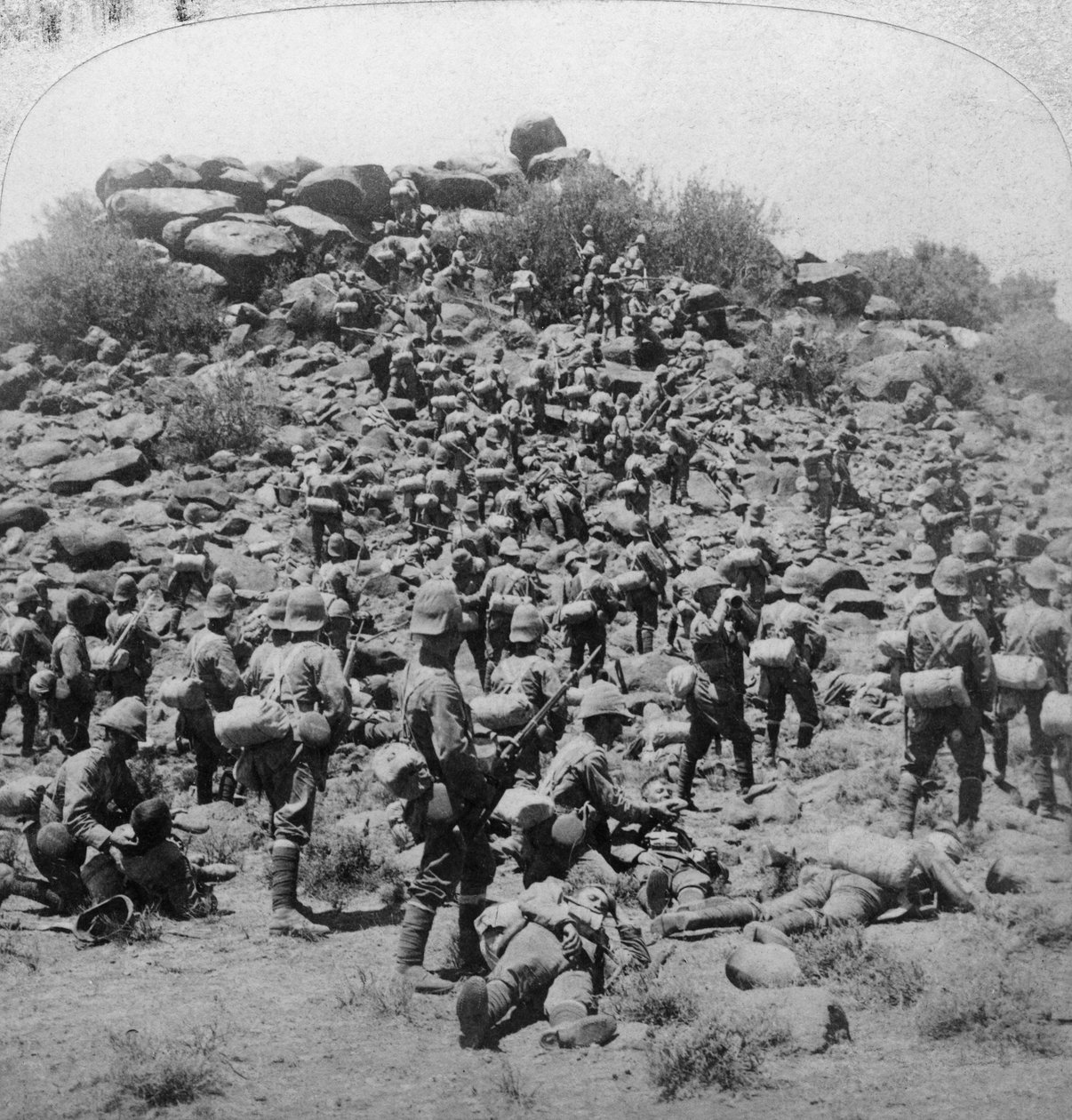Stormning af Boer kopje af Suffolks ved Colesberg, Sydafrika, Boer War, 1900. af Underwood and Underwood
