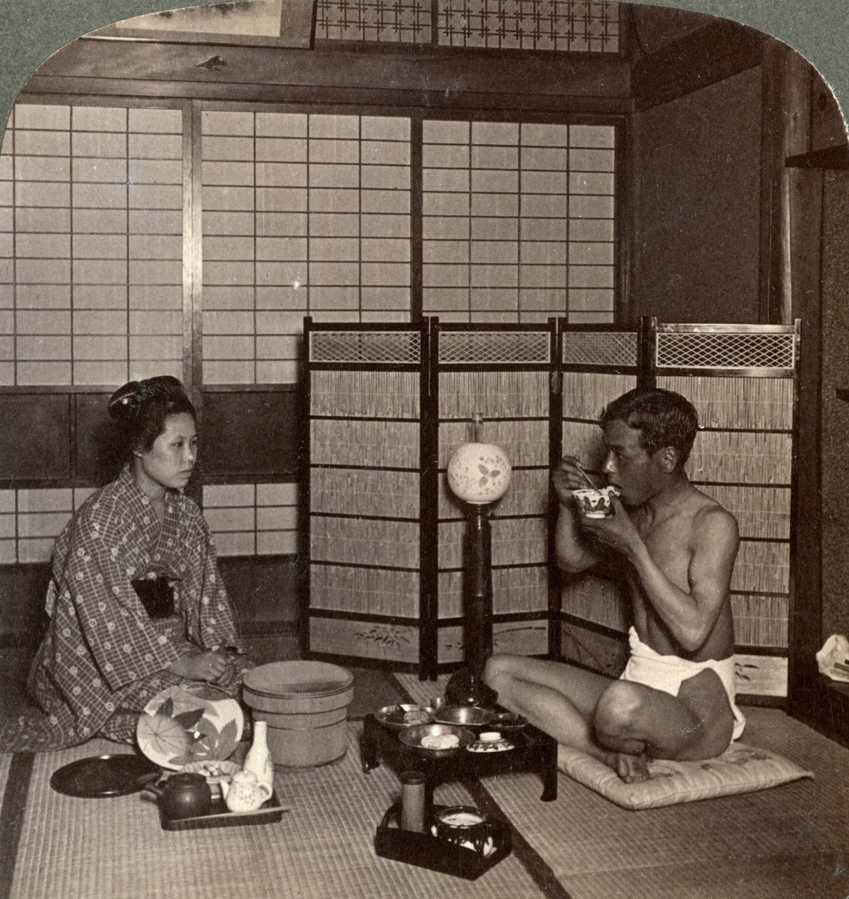Sommeraftensmåltid på et hotel, Hiroshima, Japan, 1904 af Underwood and Underwood