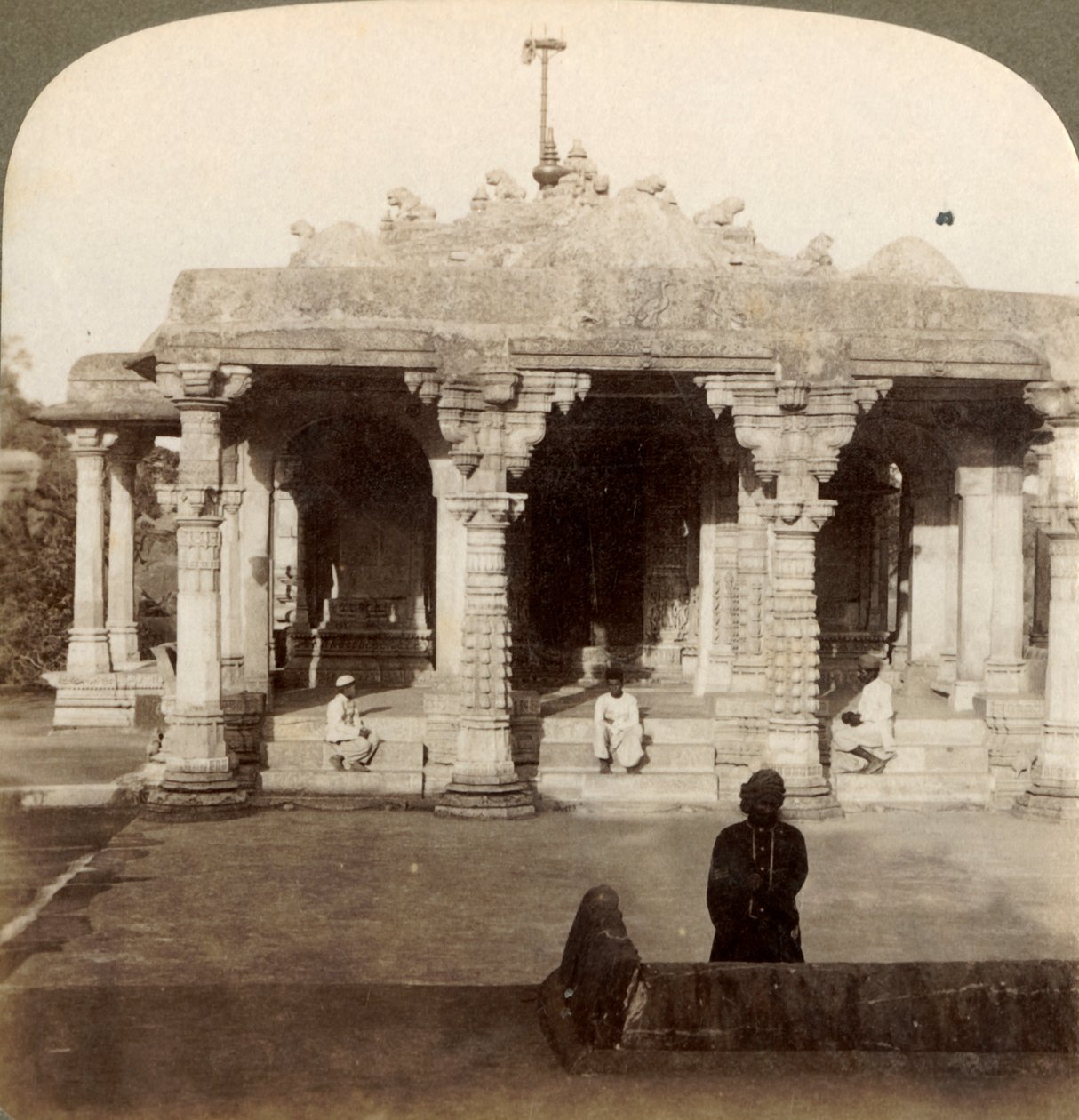 Fremragende marmortempler i Dilwarra på Abu, Jainernes hellige bjerg, Indien, 1903. af Underwood and Underwood