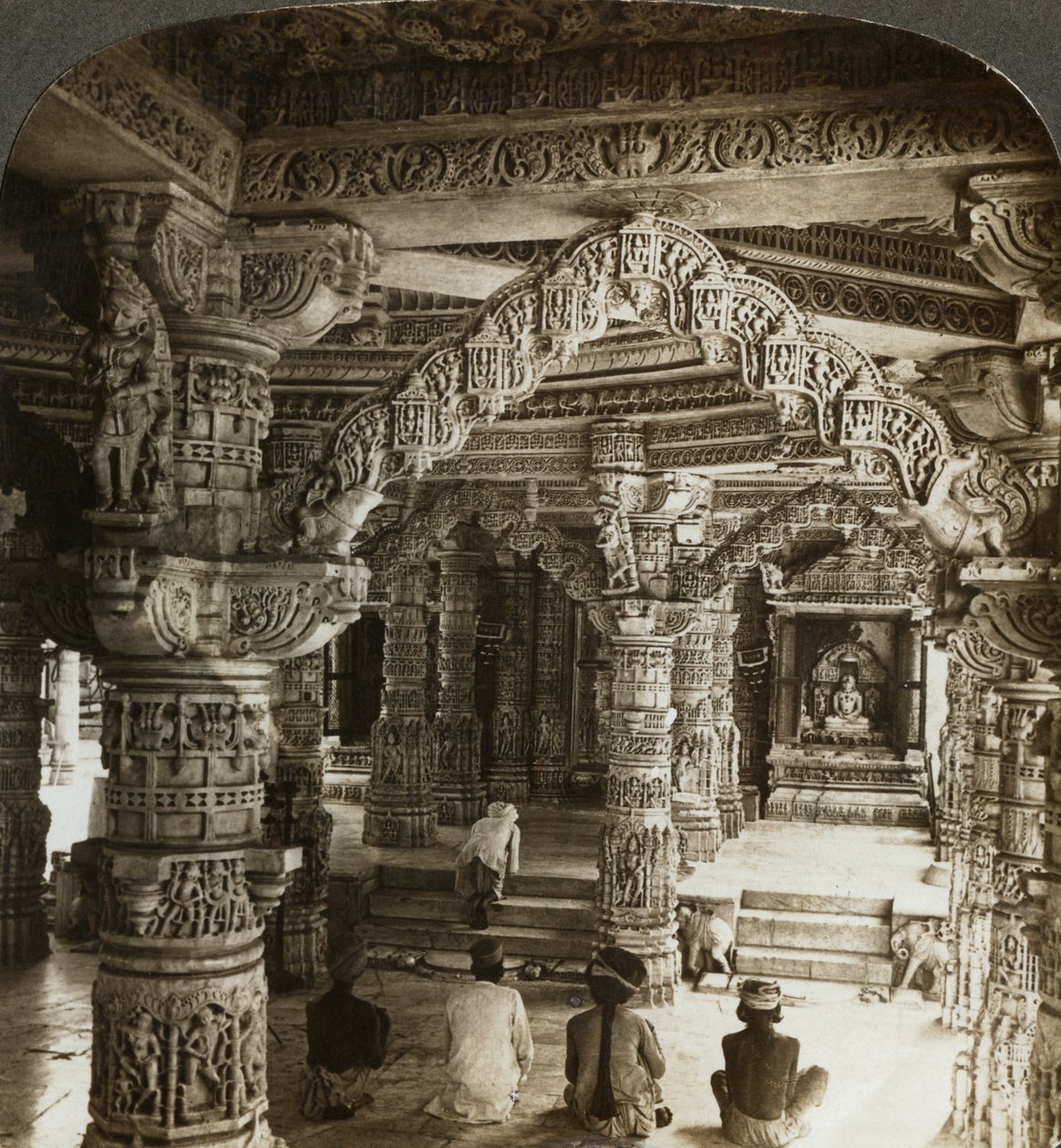 Vimal Vasahi-templet, Abu-bjerget, Rajasthan, Indien. af Underwood and Underwood