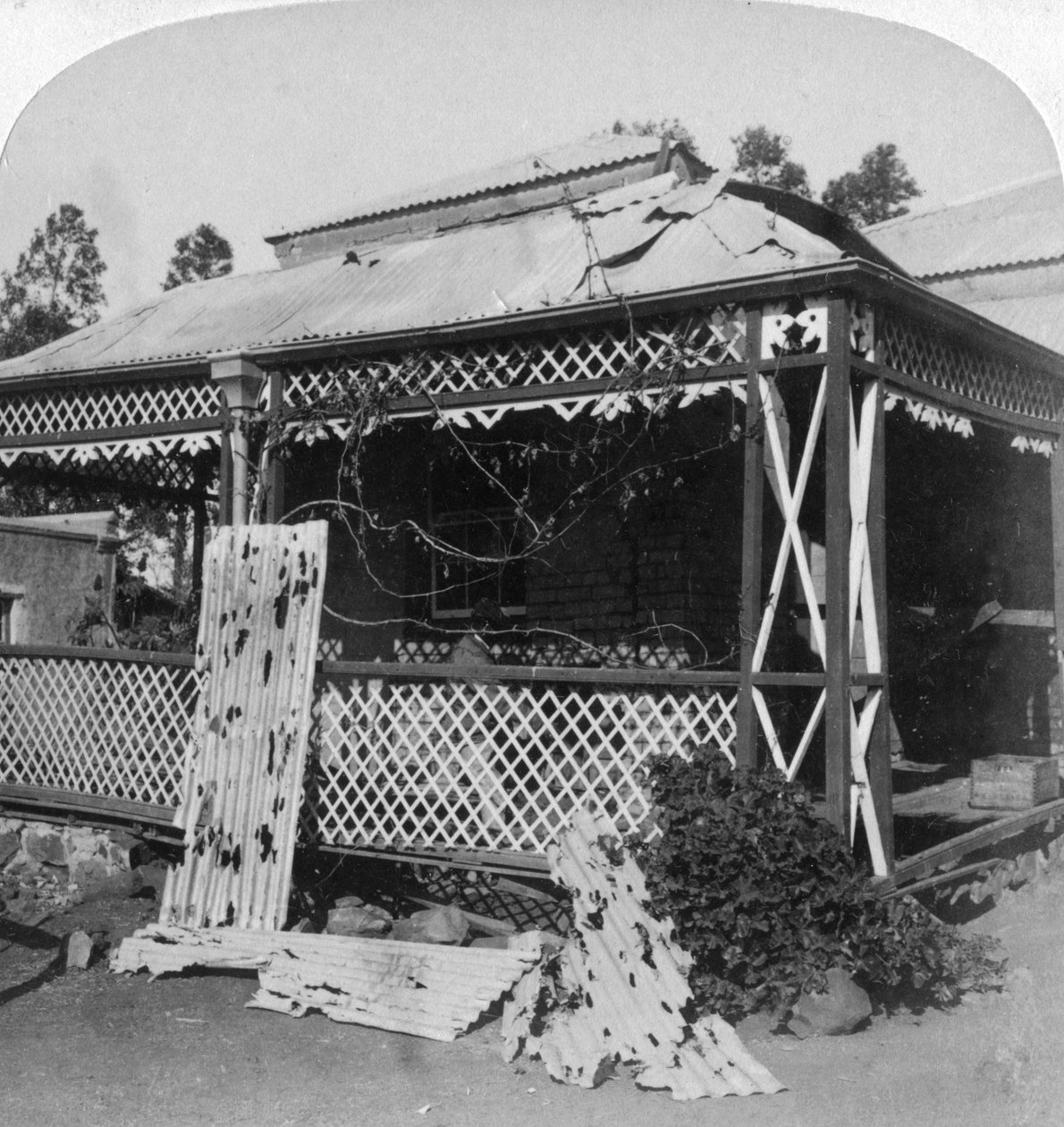 Klubben, som blev ramt af en 94lb boerskaller, belejring af Mafeking, Sydafrika, 1901. af Underwood and Underwood